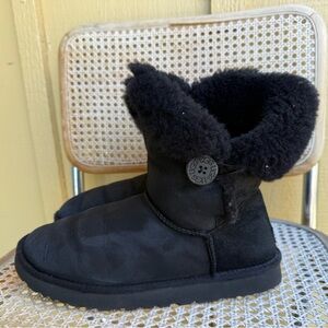 UGG Bailey Button Boots Black Sheepskin Fur Lined Women’s Size 11